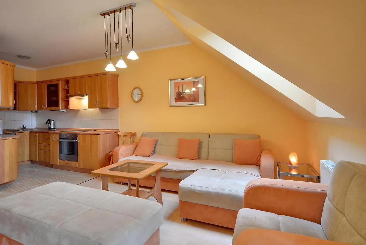 Zolty Apartament Sun Seasons 24 W Karpaczu Z Balkonem By Noclegi Renters Apartamento Karpacz